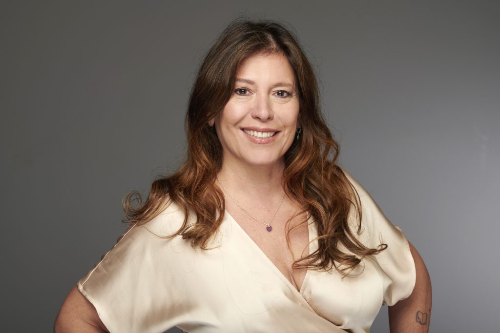 "Yo creo que el escritor es un gran observador de la realidad. Tanto de la macro, lo que está pasando en el mundo, como de la micro, que es su propio ambiente cercano, su casa, su barrio, su ciudad", asegura Rivero sobre el oficio del escritor.