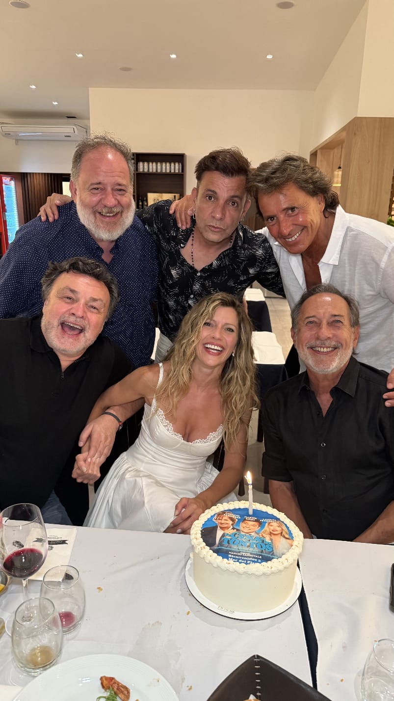 Elenco de "La cena de los tontos" celebrando su estreno en Mar del Plata. Guillermo Arengo, Martín Bossi, Gustavo Bermúdez, Laurita Fernández y Guillermo Francella junto al director Marcos Carnevale.
