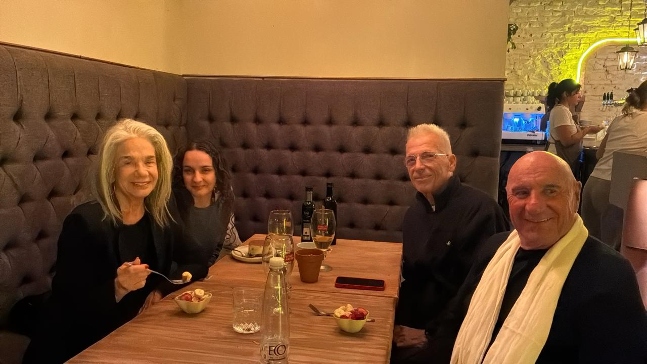 Ana María Picchio y Gerardo Romano, quienes protagonizan la obra "El Secreto", comiendo en la ciudad.