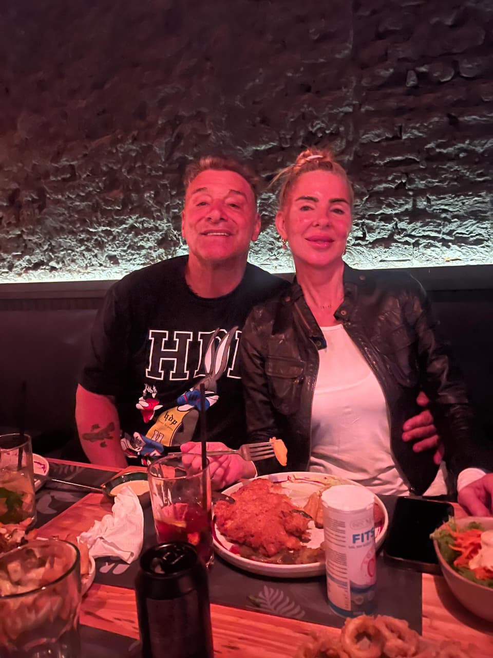 El exfutbolista Claudio "El Turco" García y su pareja Mariela Prieto, cenando en Mar del Plata.