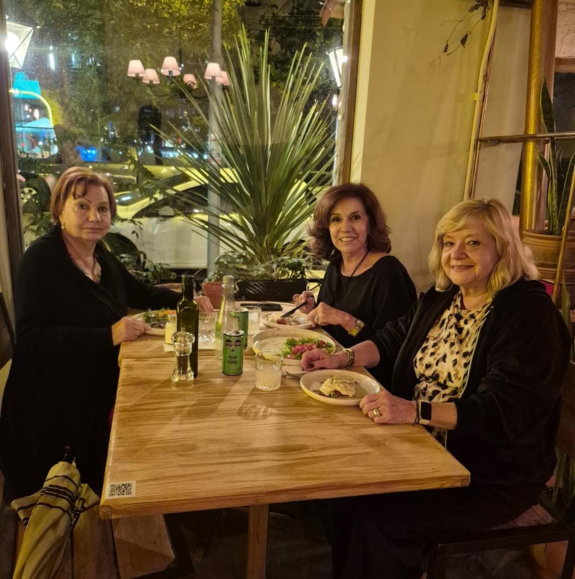 Nora Cárpena cenó con amigas por la zona Güemes. 