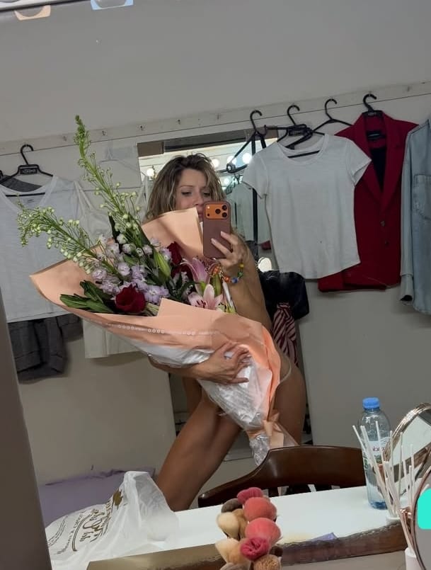 Laurita Fernández recibió flores en su camarín tras la función de "La cena de los tontos".