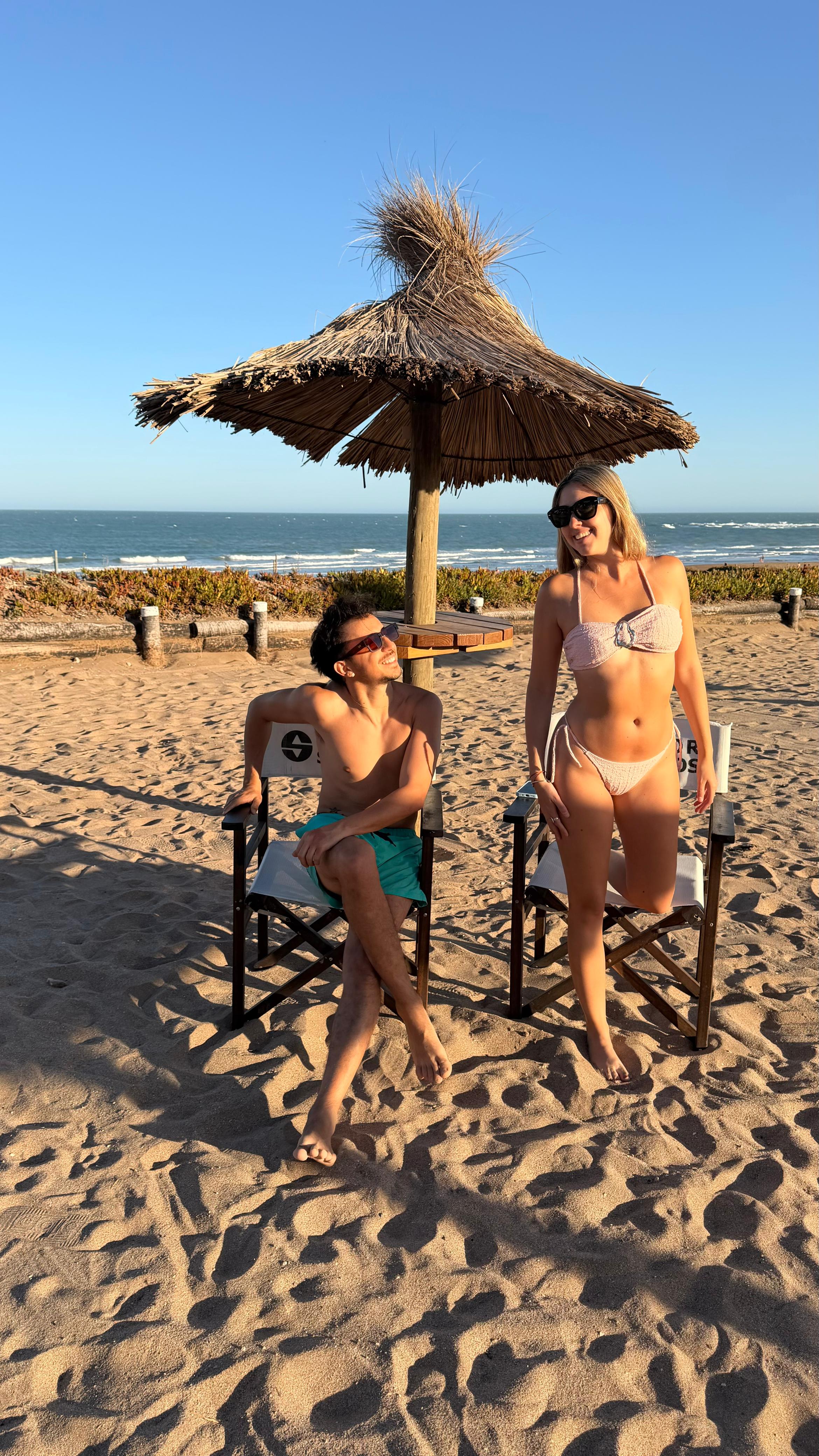 Rodrigo Noya junto a su pareja Luisina Rotelli en las playas de Mar del Plata.