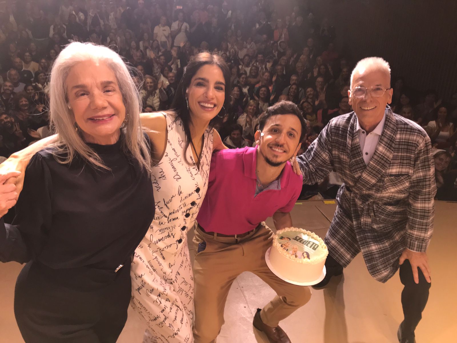 El elenco de la obra "El Secreto" en el escenario del Teatro Atlas. Ana María Picchio, Gabriela Sari, Rodrigo Noya y Gerardo Romano.