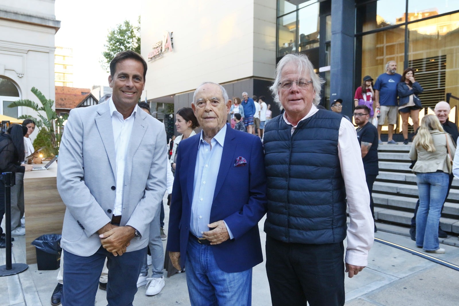 El presidente de Stellantis Argentina, Martín Zuppi, junto a los empresarios Florencio Aldrey y Marcos Cabrales.
