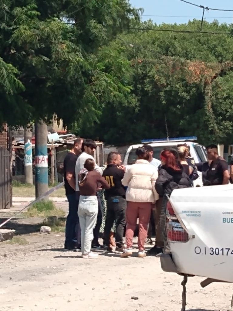 La fiscal Salas habla con testigos en el lugar del hecho.