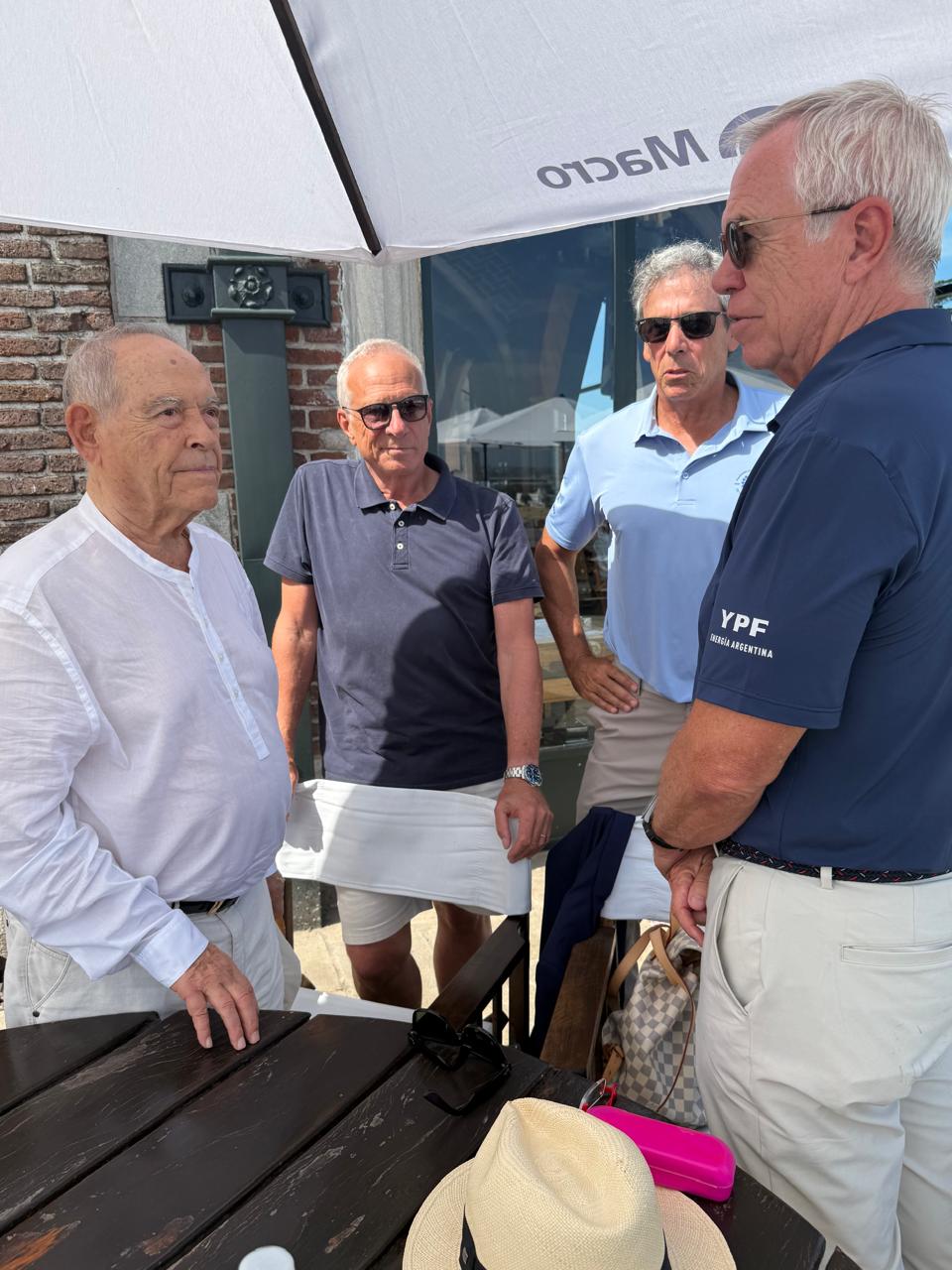 El empresario Florencio Aldrey junto a Jorge Sempé, ex presidente del Mar del Plata Golf Club; Pablo Lozada, presidente de la Asociación Argentina de Golf; y Miguel Leeson, director ejecutivo de la AAG. 