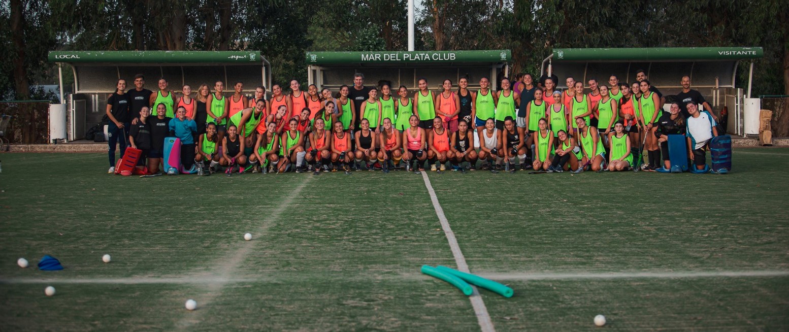 Parte del staff técnico y de las jugadoras que le dieron forma a EVOTEC durante la segunda quincena de enero en el Mar del Plata Club.