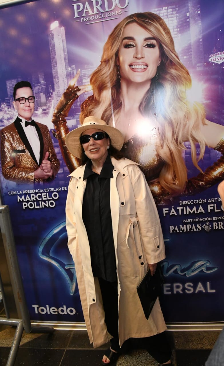 Graciela Borges en el ingreso al teatro. 