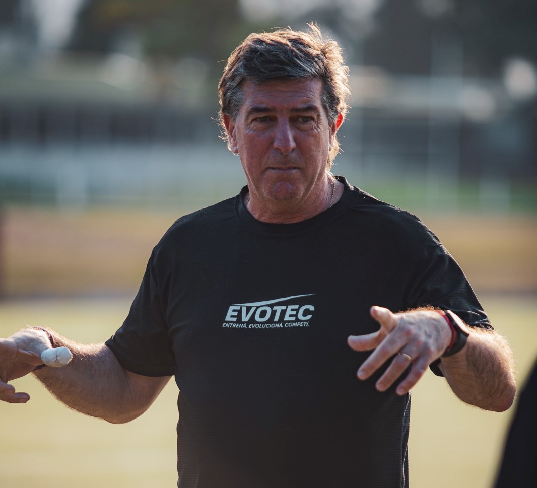 Carlos Muñoz da instrucciones durante una de las intensas jornadas.
