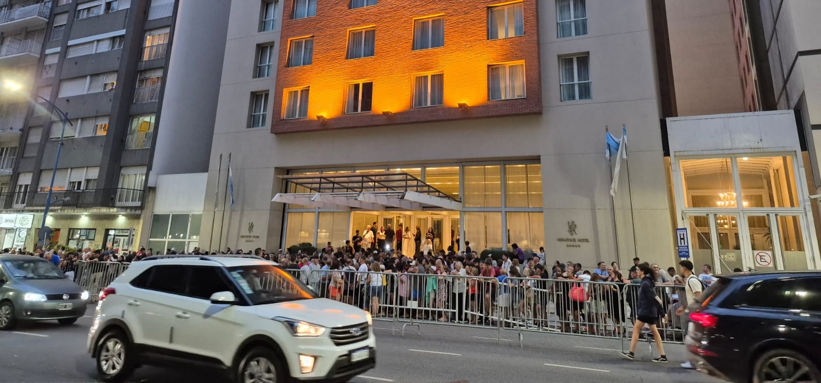 Marplatenses y turistas esperan a Milei en el Hermitage Hotel.