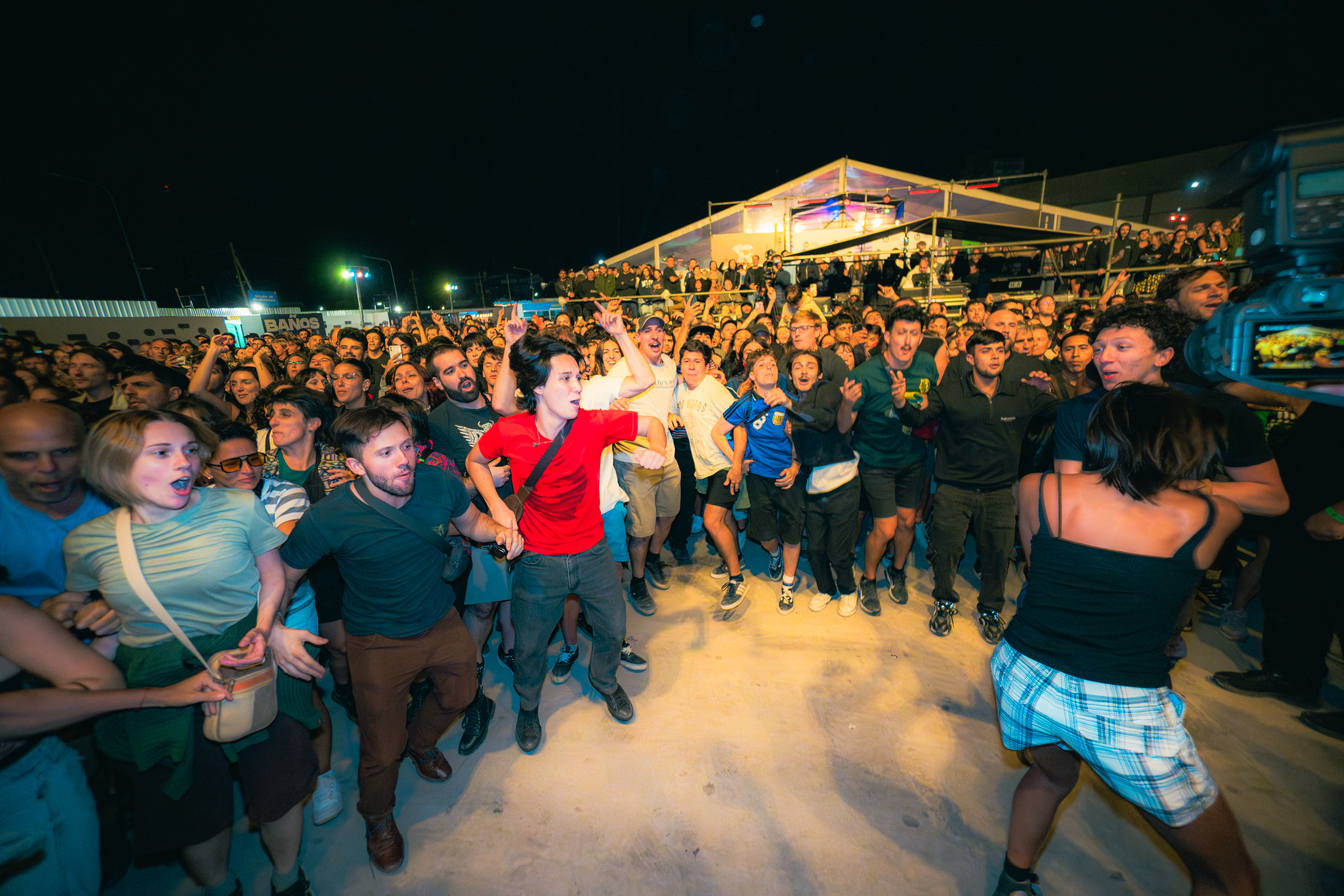 El público, siempre fervoroso con la música de El Mató...