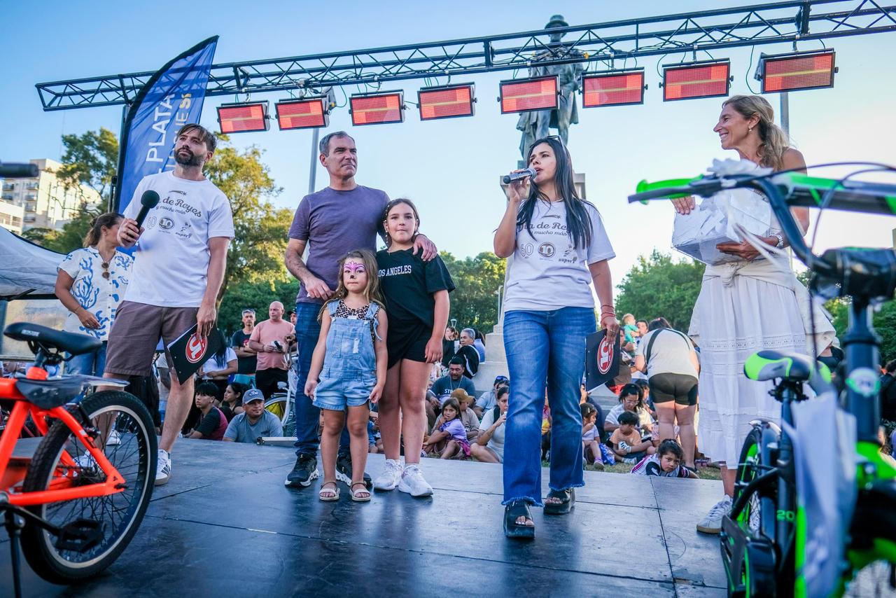 El intendente Agustín Neme y Costanza Addiechi, junto a los conductores Ricardo Juan y Candela Feuer. 