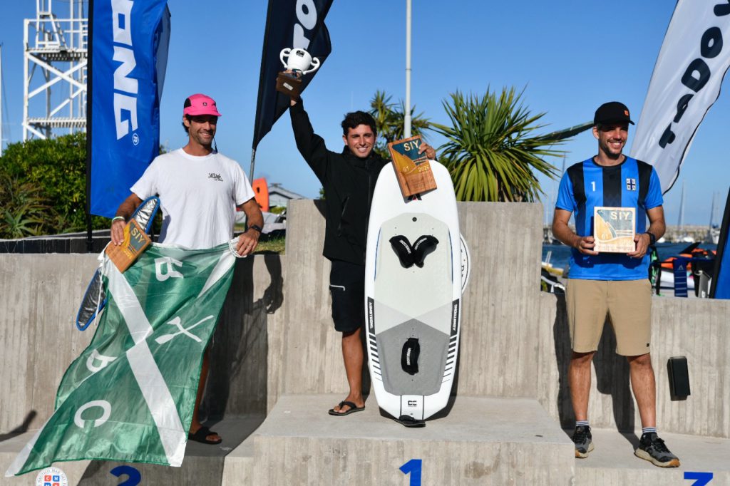 La felicidad de José Rother en el podio de la clase Wingfoil. Lo flanquean Ariel Arrastia y Luciano Montero.