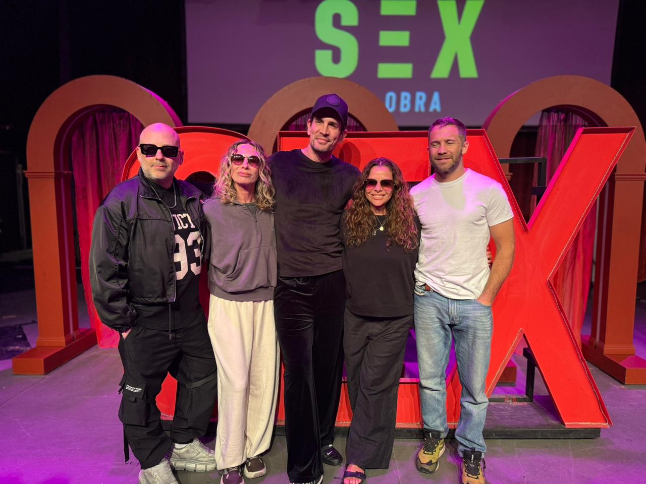 El elenco con la escenografía del jugado espectáculo. 