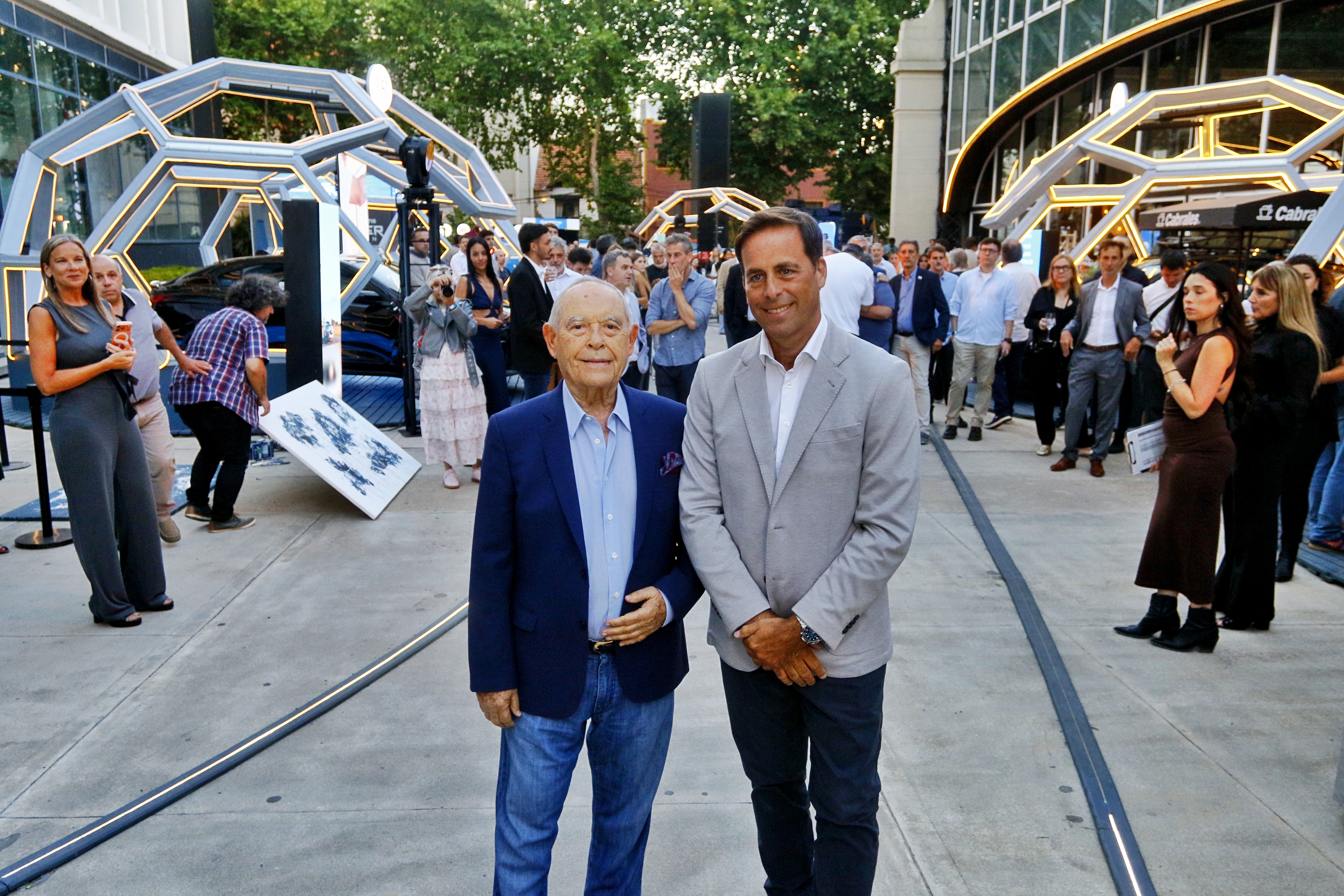 Martín Zuppy y Florencio Aldrey, luego del tradicional corte de cintas.