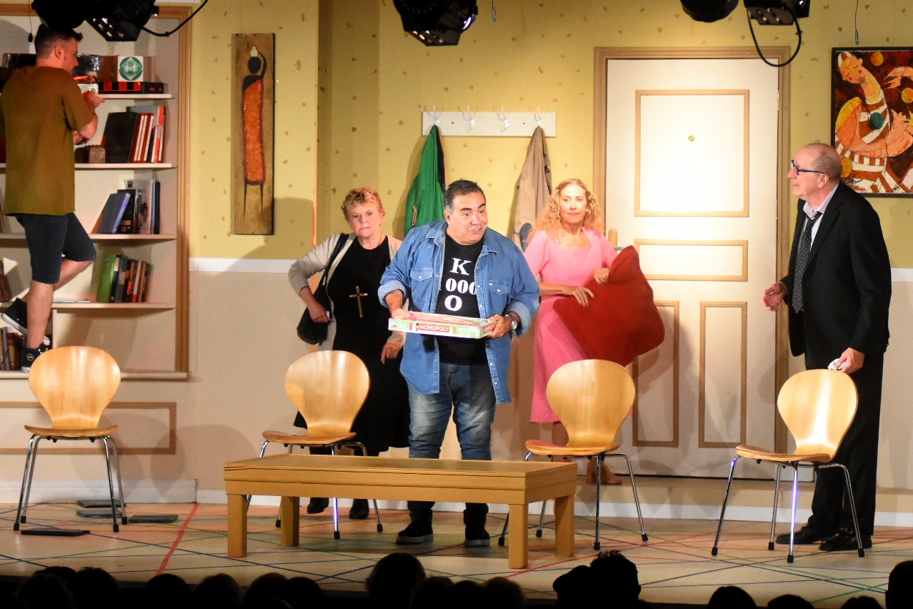 Otro momento de la exitosa comedia, que este verano sube a escena en el Teatro Bristol.