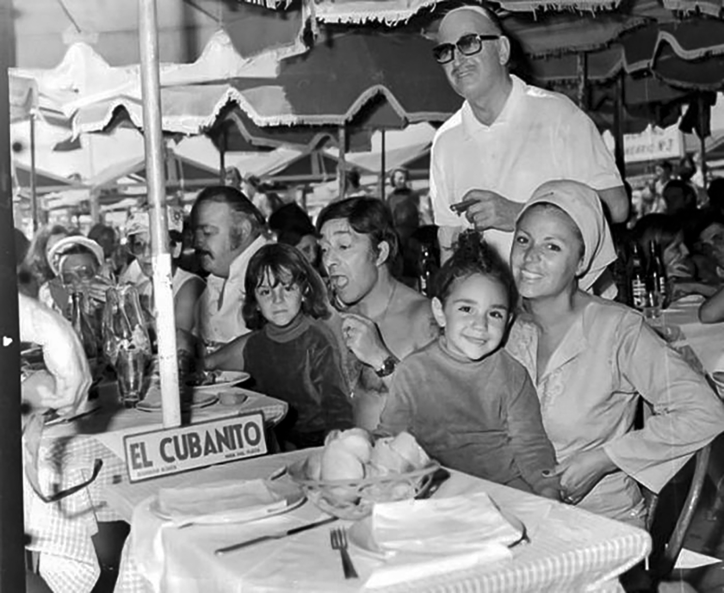 Alberto Olmedo junto a su familia en uno de los barcitos de la Rambla. Década del ‘60.