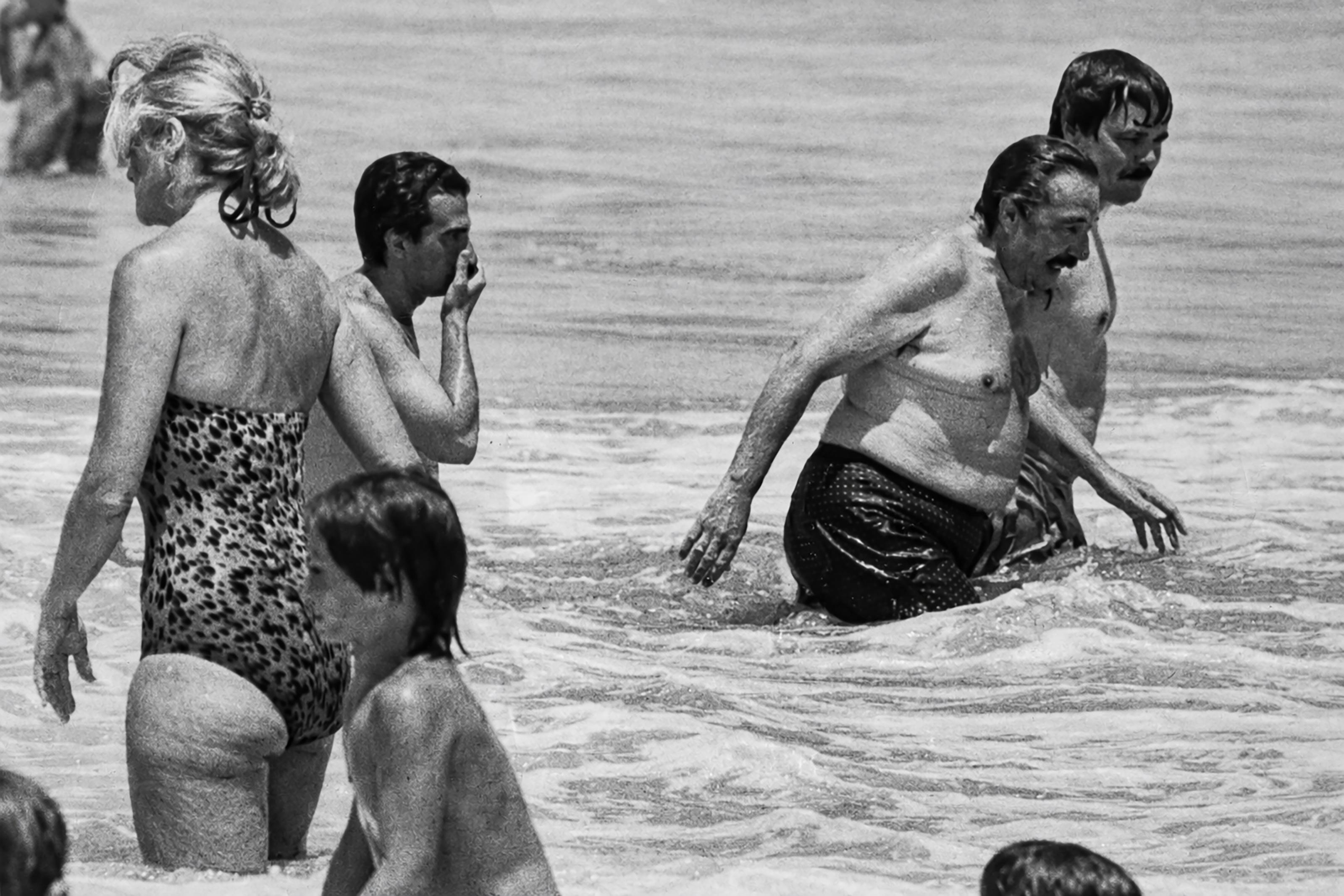 El 10 de enero de 1988, mientras vacacionaba en Chapadmalal, el presidente Raúl Alfonsín sorprendió a los bañistas con una zambullida. 