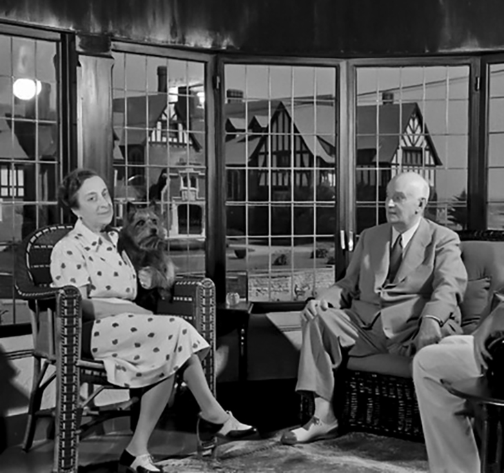 Marcelo Torcuato de Alvear y su esposa Regina Pacini en la vivienda que poseían en Aristóbulo del Valle y Formosa. Detrás, el Golf Club. 