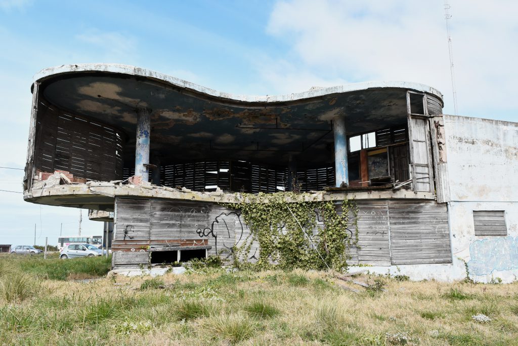 El Parador Ariston es una de las obras icónicas de la arquitectura, de las más emblemáticas y postergadas de la ciudad. Se inicia el camino hacia su recuperación. 