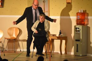 Uno de los momentos hilarantes de la obra "Toc toc": Ernesto Claudio y Gabriela Gringlat. 