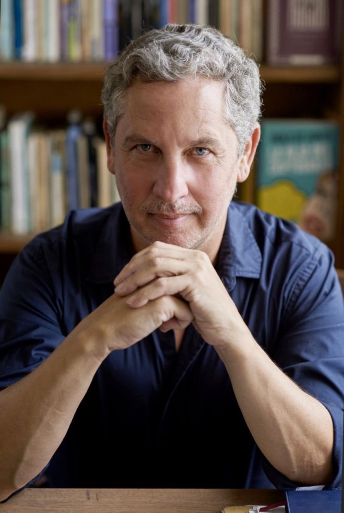 Guillermo Martínez obtuvo, entre otros, el Premio del Fondo Nacional de las Artes, el Planeta 2003, el Konex de novela (2004-2007), el Premio Hispanoamericano de Cuento Gabriel García Márquez (Colombia), el Nadal de novela (España) y el Milovan Vidakovic (Serbia).