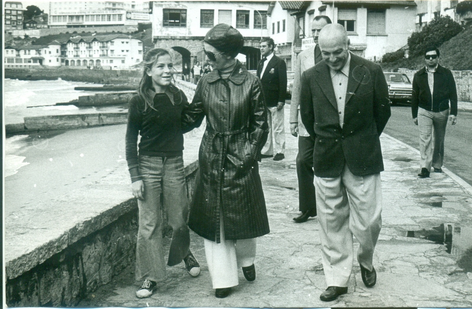 El 11 de mayo de 1975, Isabel Martínez de Perón visitaba por cuarta vez la ciudad y caminaba por Playa de los Ingleses (hoy Varese) junto a López Rega.