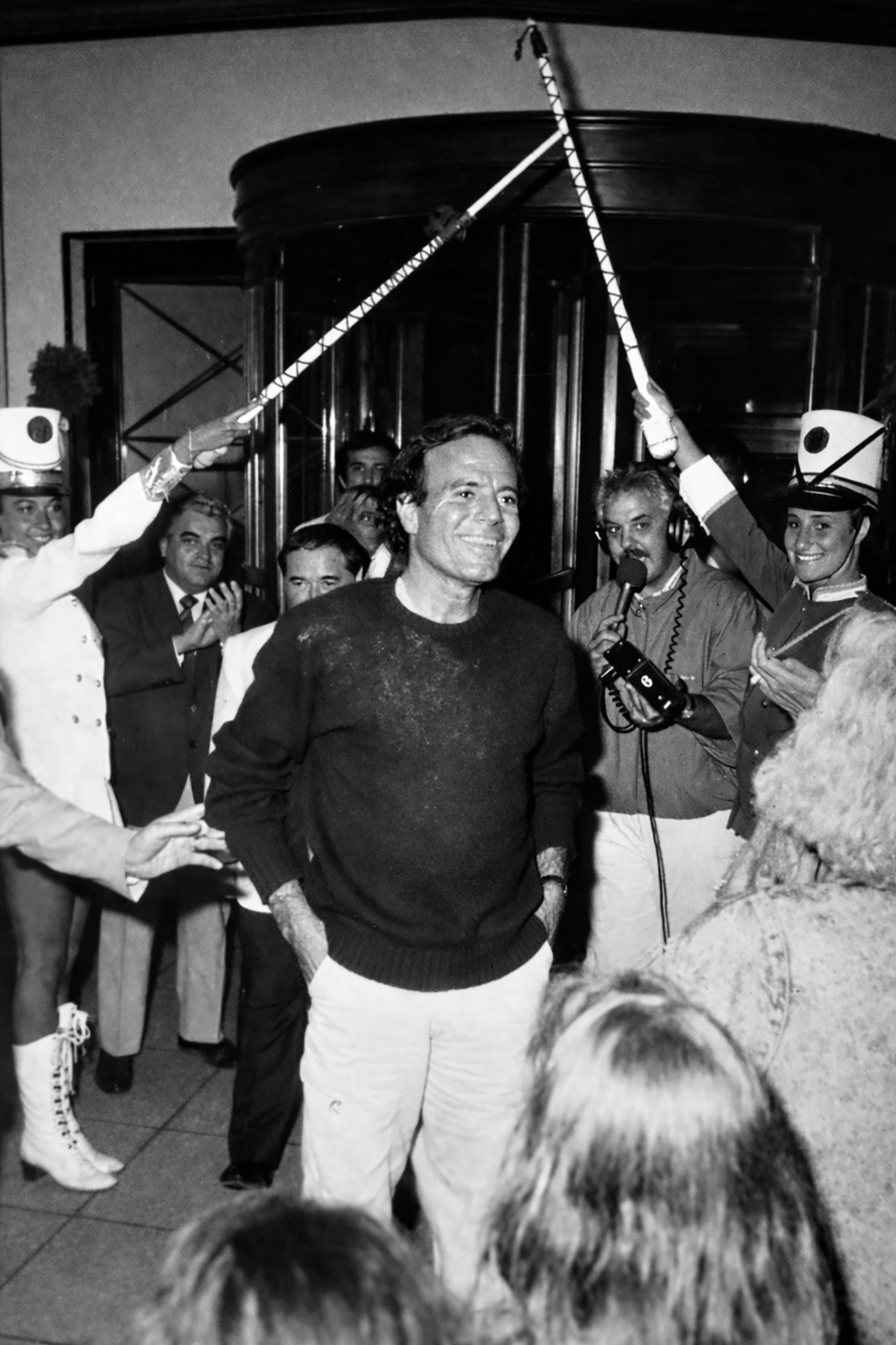 Julio Iglesias, custodiado por la Guardia del Mar, ingresa al Hermitage Hotel en una de sus tantas visitas a la ciudad.