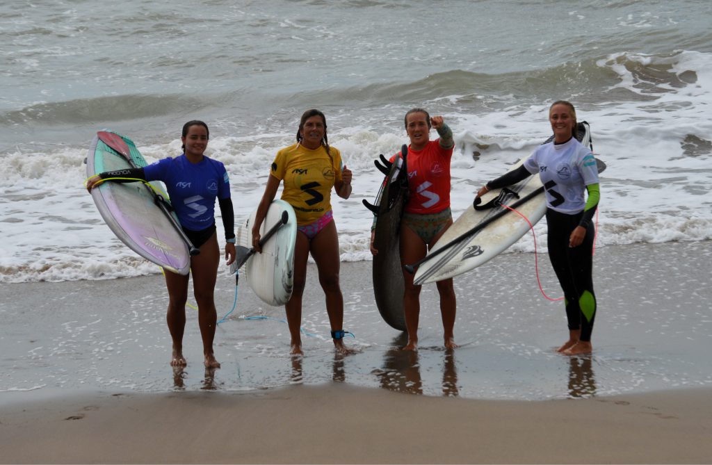 Aunque se trate de una final, reina la buena onda entre las chicas del SUP Surf.