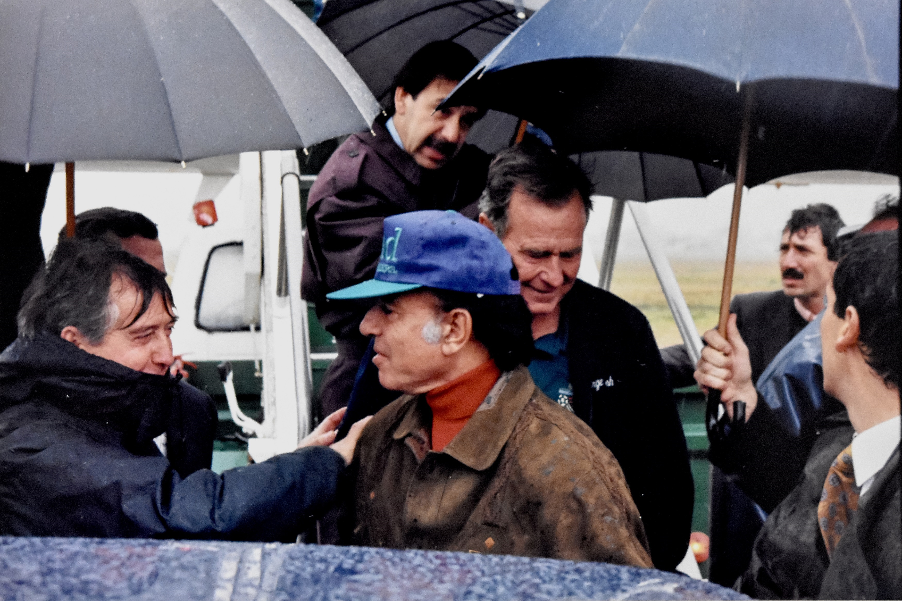 Carlos Menem fue uno de los presidentes más asiduos a la ciudad. En la foto, junto a George Bush (p), cuando jugaron al golf bajo la lluvia en 1994. 