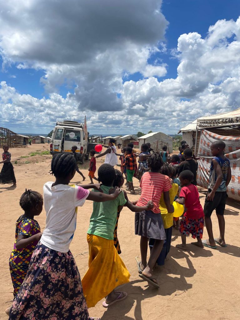 Campo de desplazados en la provincia de Cabo Delgado: el equipo de Salud Mental hace actividades de recreación y dinámicas para los niños.