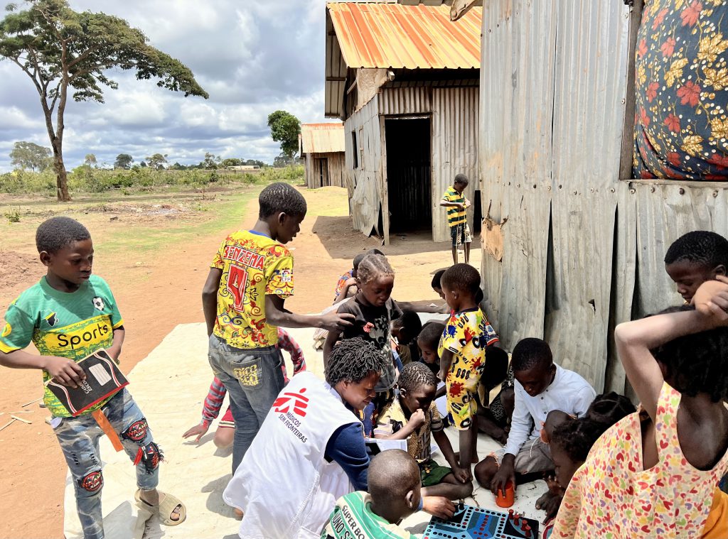 Un miembro del personal de MSF realiza una sesión de psicoeducación con niños en el campamento de desplazados de Nandimba, en la ciudad de Mueda, provincia de Cabo Delgado, en el norte de Mozambique.