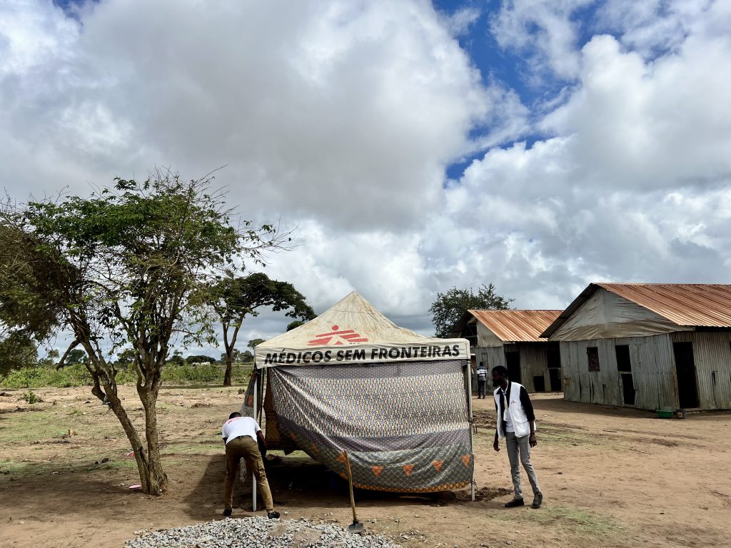 Personal de MSF prepara una tienda para ofrecer consultas de salud mental en el campamento de desplazados de Nandimba, en la provincia de Cabo Delgado, norte de Mozambique. 