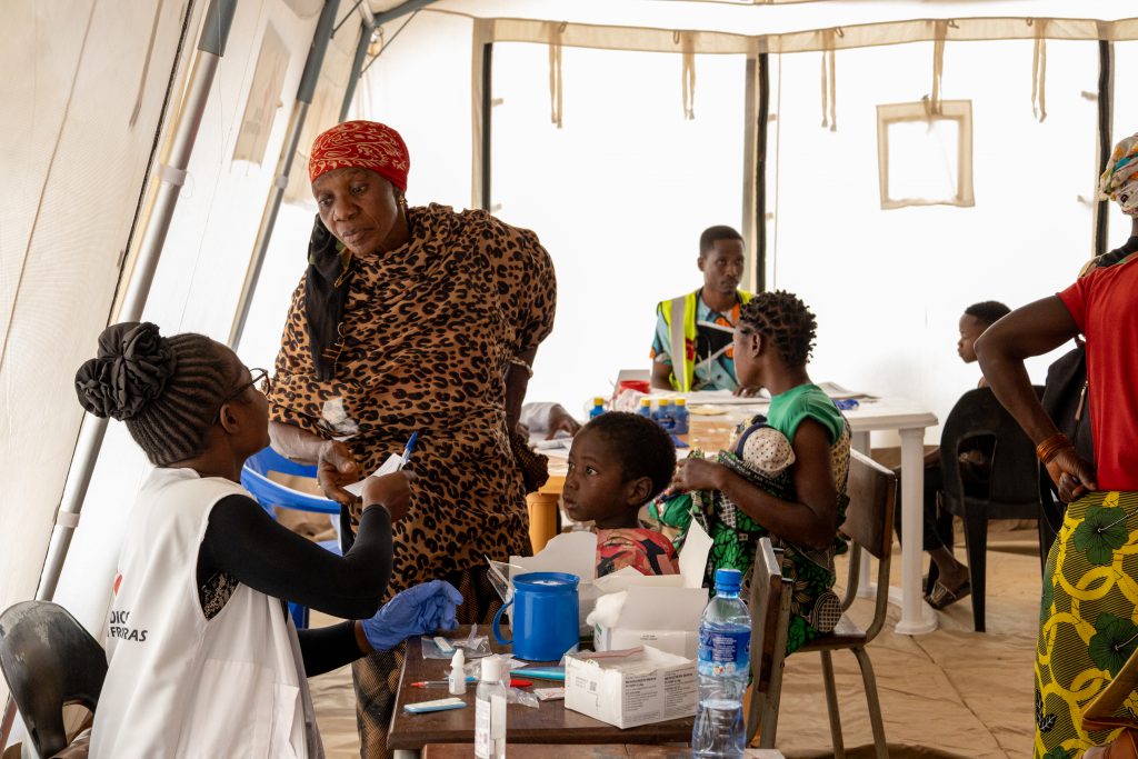 En los primeros 15 días de la intervención, los equipos de MSF trataron a 380 niños por malaria, la infección más común entre los menores en el centro temporal de reasentamiento en Chiure, en el sur de la provincia de Cabo Delgado.