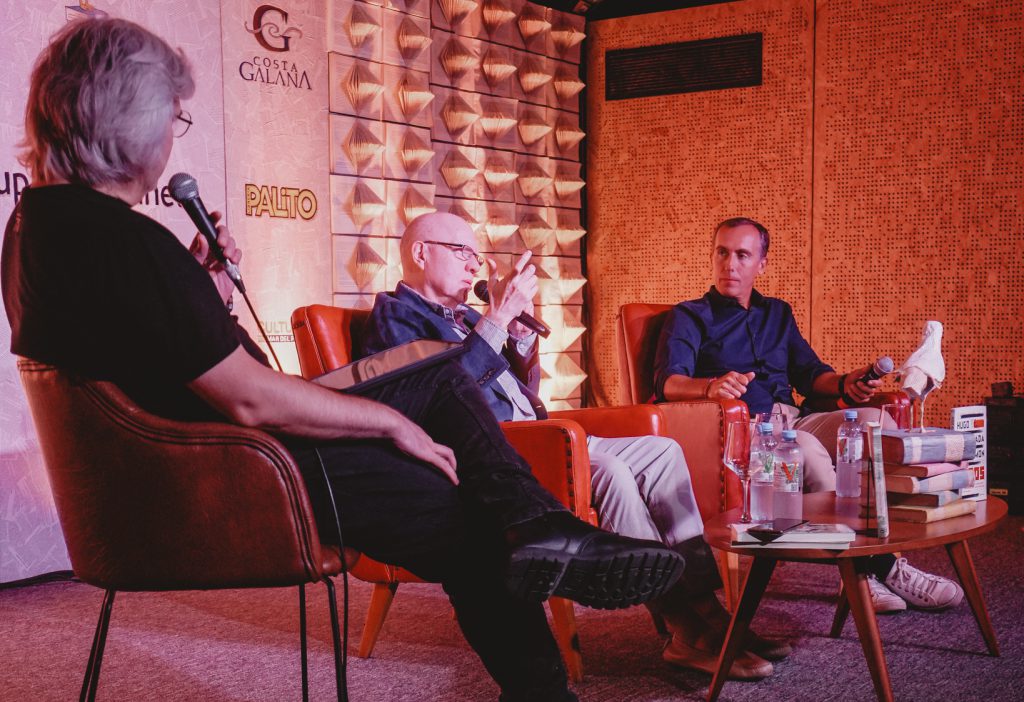 Alconada Mon, durante la charla del festival MarPlaneta junto a Jorge Fernández Díaz, moderada por Bernabé Tolosa.