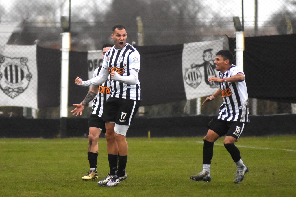 Los goles de Emanuel Pennisi se fueron de Atlético Mar del Plata a Cadetes.