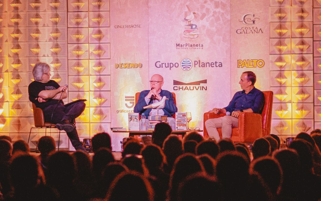 Bernabé Tolosa, Jorge Fernández Díaz y Hugo Alconada Mon, durante su charla en MarPlaneta.