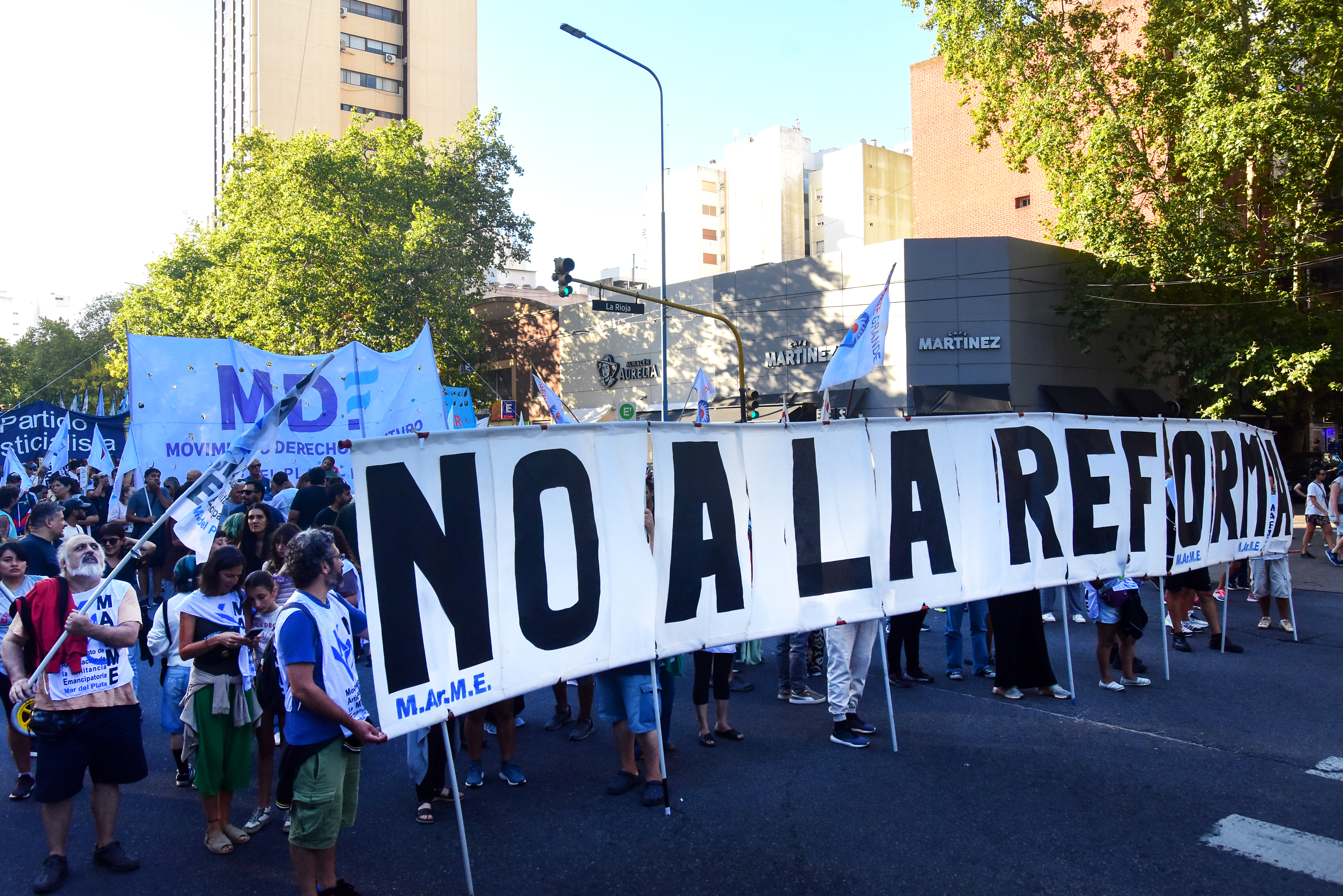 Las mejores fotos de la marcha contra la reforma laboral en Mar del Plata - Image 2
