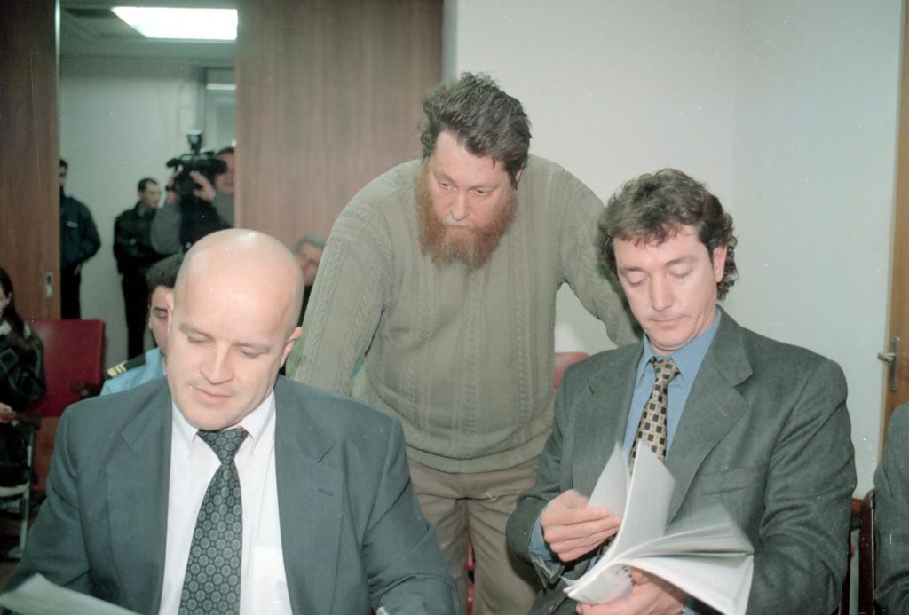 Pagella junto a Gustavo Melmann y el abogado Julio Razona durante el juicio de 2002.