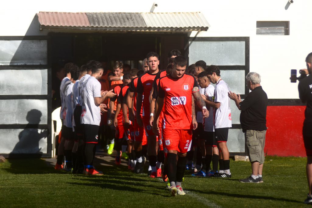 Los jugadores de San Lorenzo le hicieron el pasillo de honor a los de Quilmes, campeones de la temporada anterior.