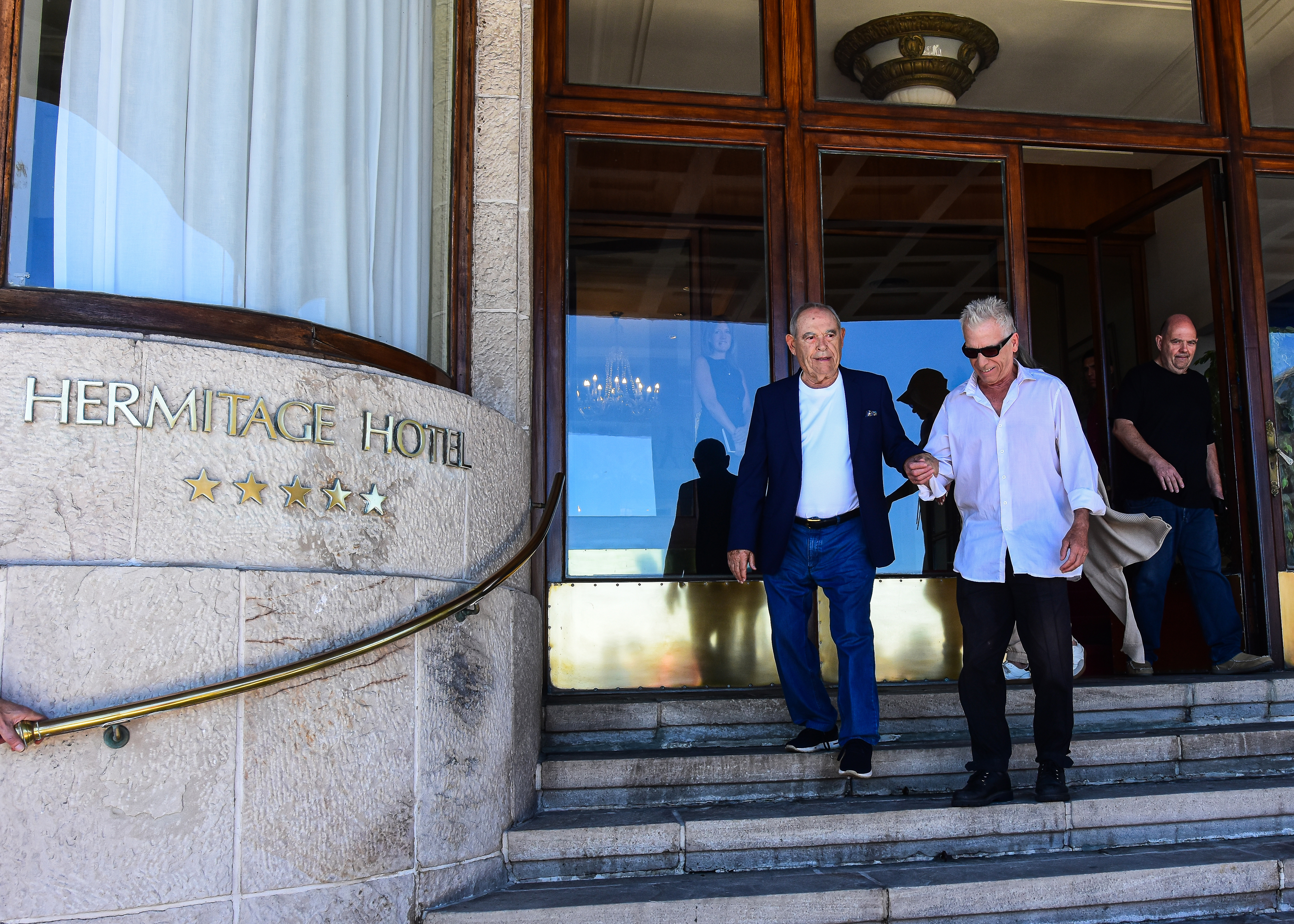 Gerardo bajó las escaleras del Hermitage junto al empresaro Florencio Aldrey.