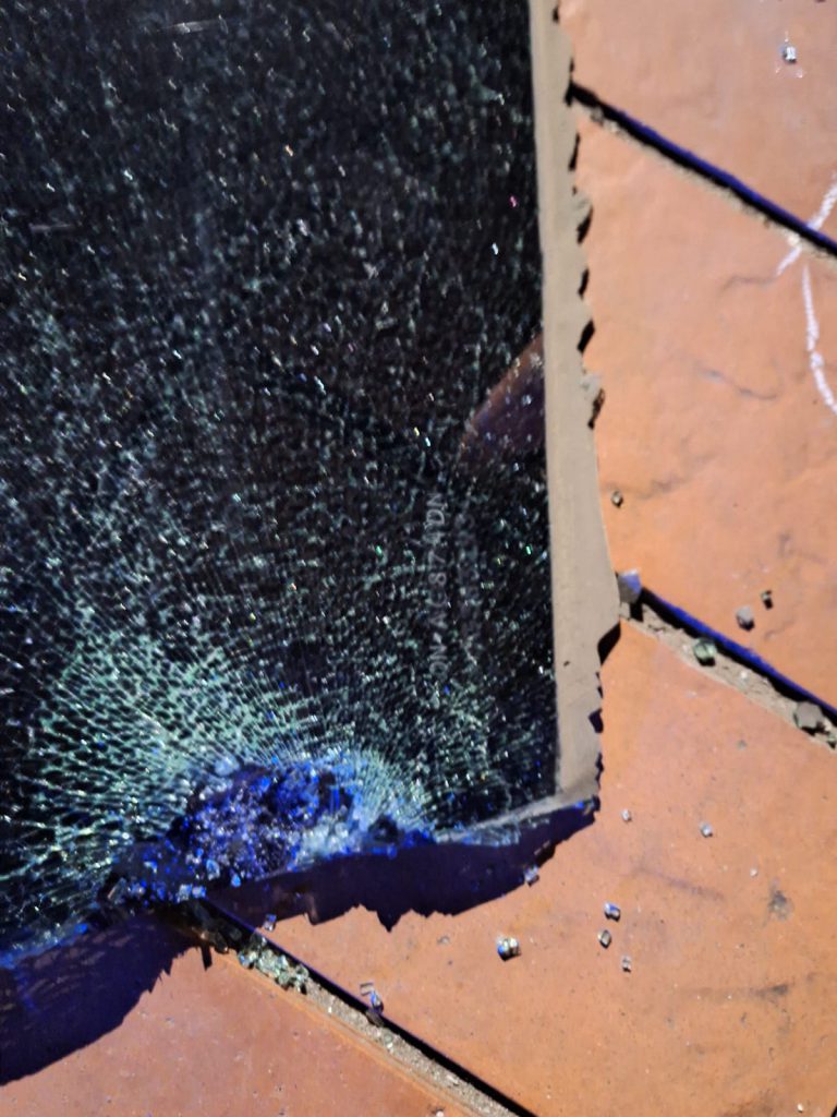 Restos del vidrio peritado por la Policía Científica.