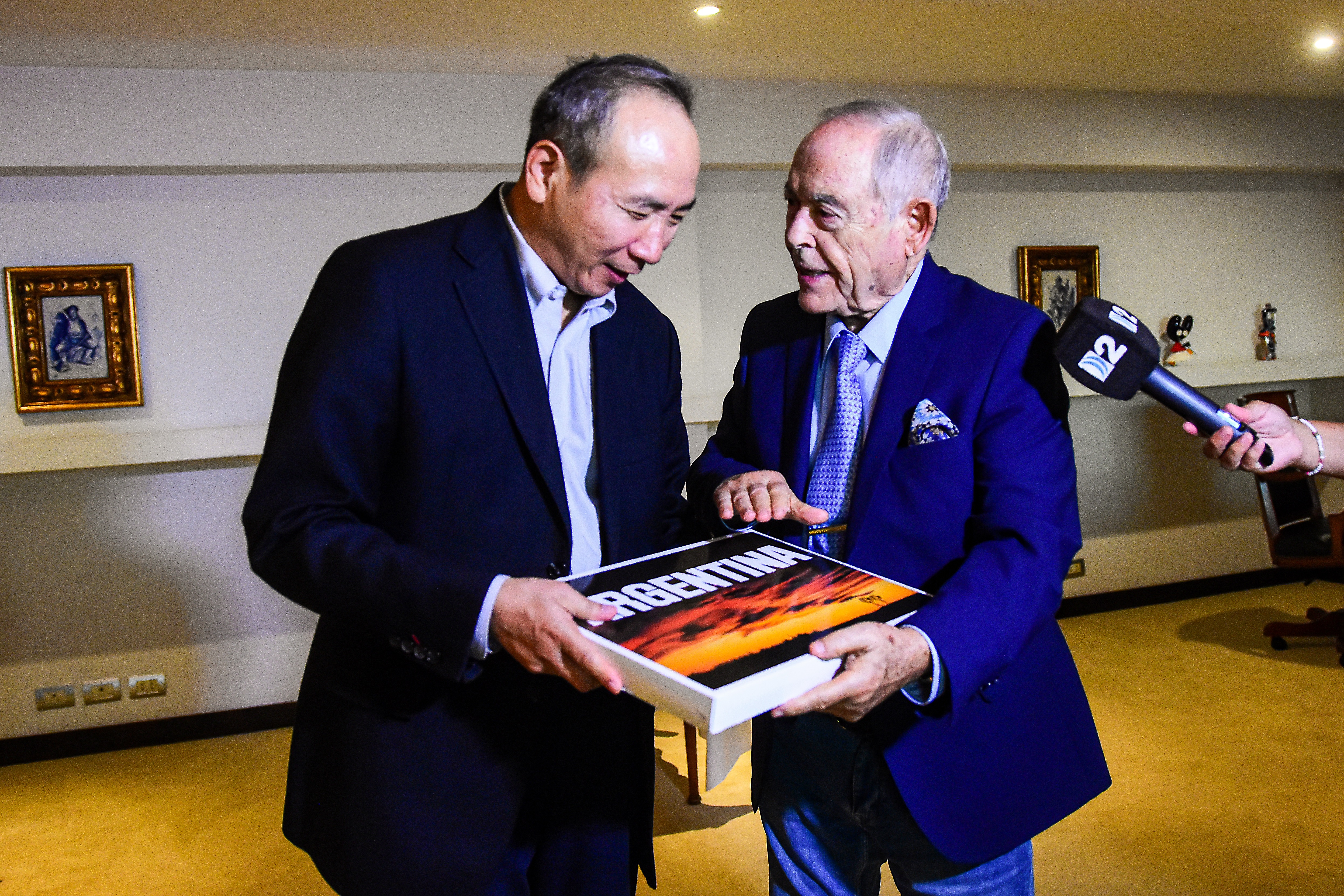 Tras la distendida reunión hubo intercambio de presentes entre el embajador chino en la Argentina, Wang Wei y el empresario Florencio Aldrey.