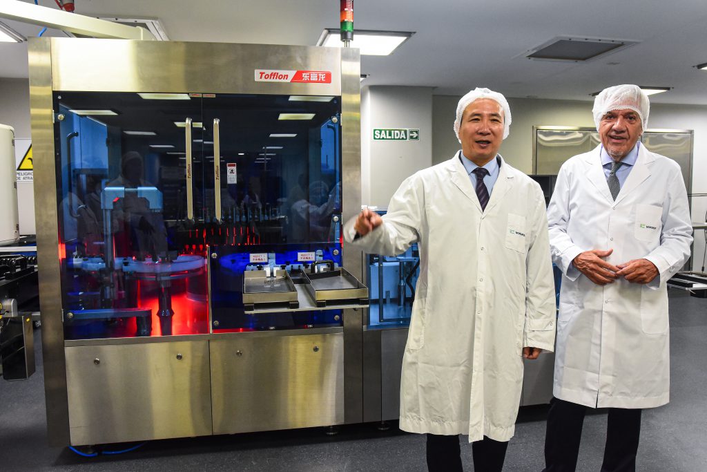 El embajador Wang Wei junto a Luis Terry Artusa en la recorrida por Norgreen.