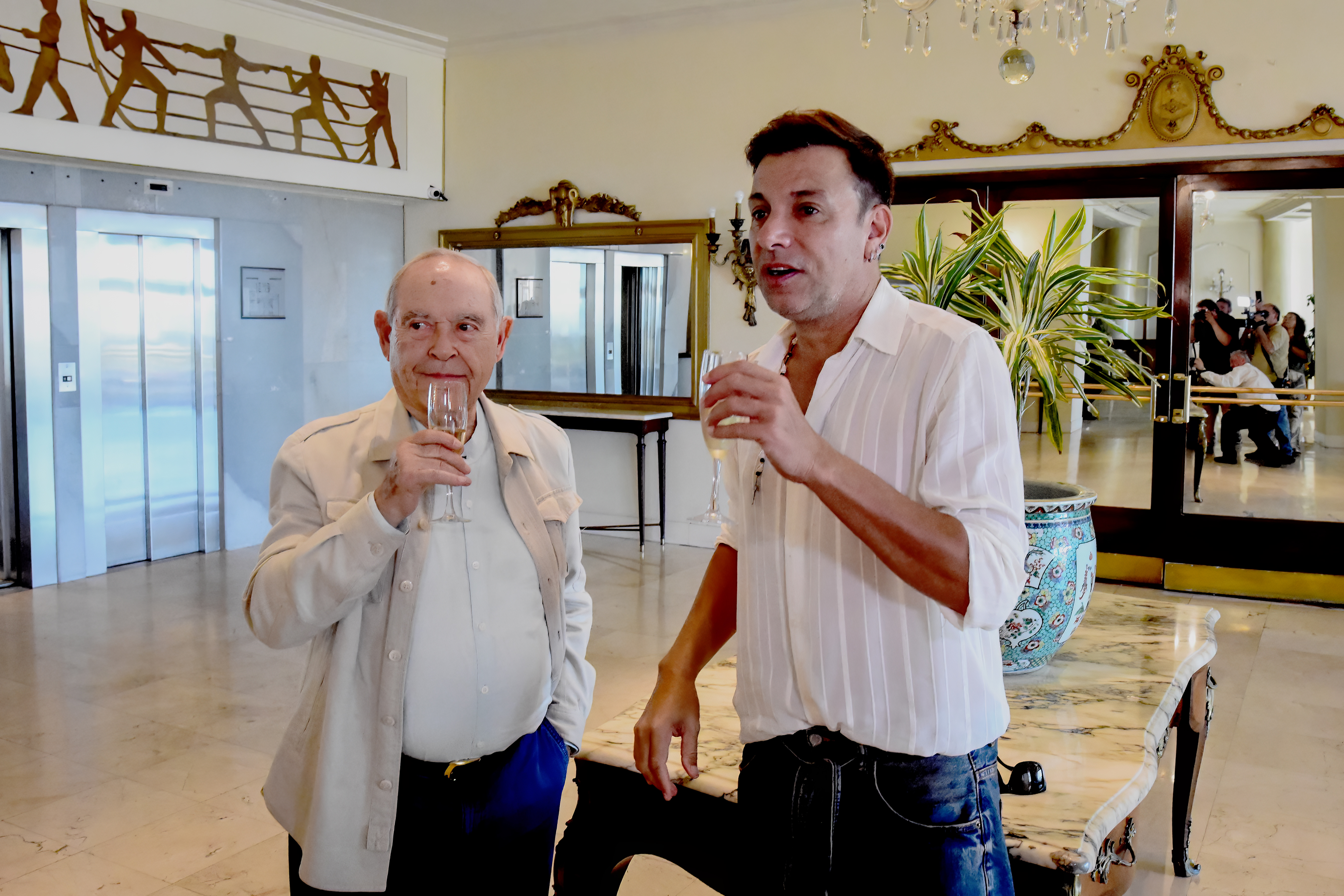 El brindis entre el empresario Aldrey y el actor Martín Bossi.