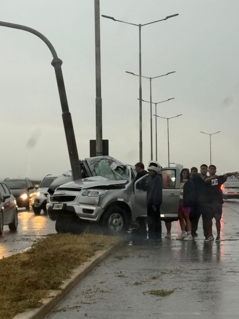 "Un accidente tremendo": conductor de una camioneta chocó contra un poste de luz en la ruta 11