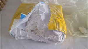 Ladrillo de cocaína secuestrado en el allanamiento.