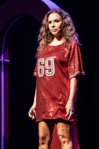 "Todos mis monólogos más atrevidos los hago con la ropa roja", analiza Julieta Ortega, sobre las etapas de la puesta que va del "filosófico" negro al amor del blanco. 