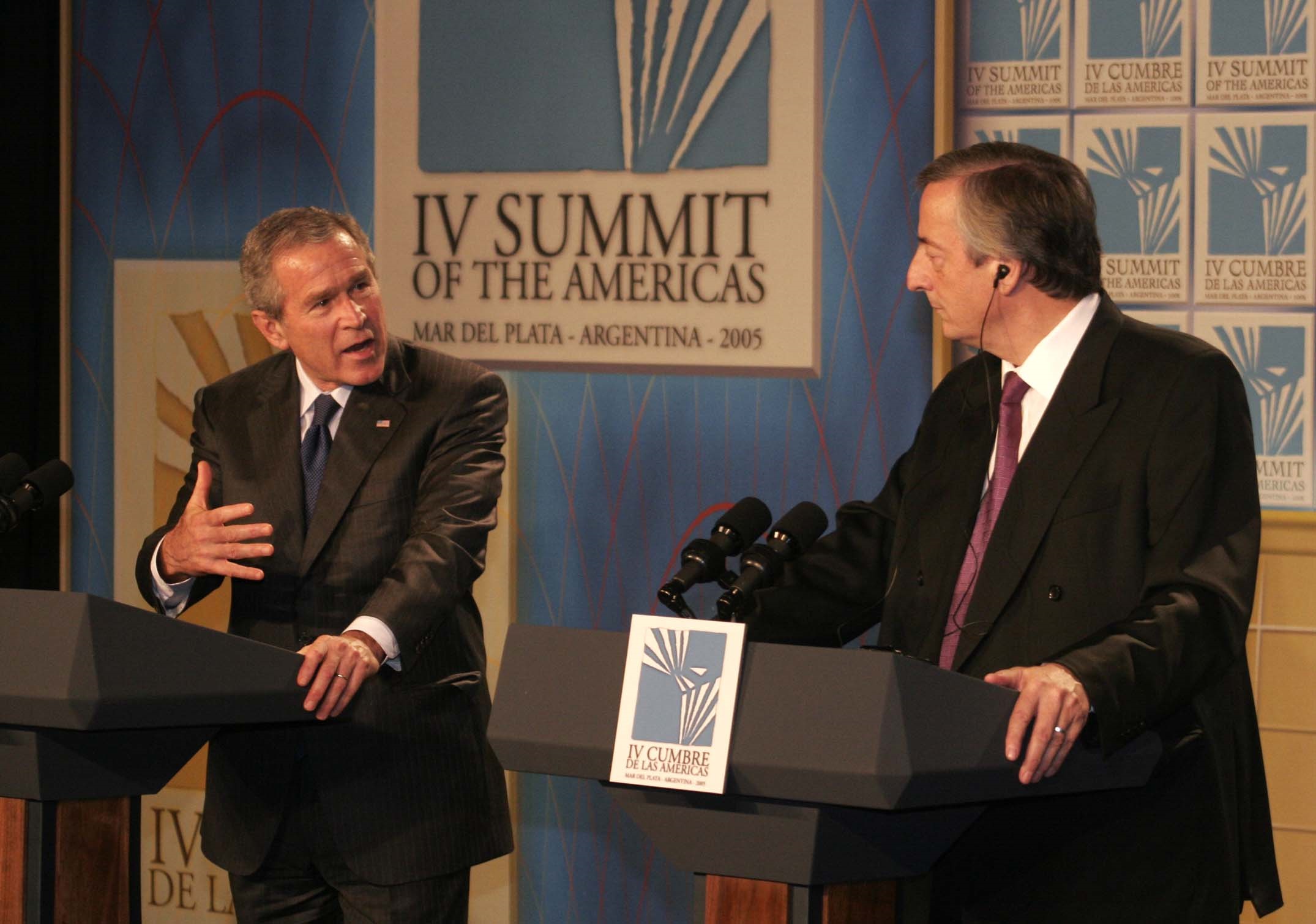 El presidente Néstor Kirchner y su par norteamericano, George Bush (h), frente a frente en la Cumbre de las Américas realizada en noviembre de 2005.